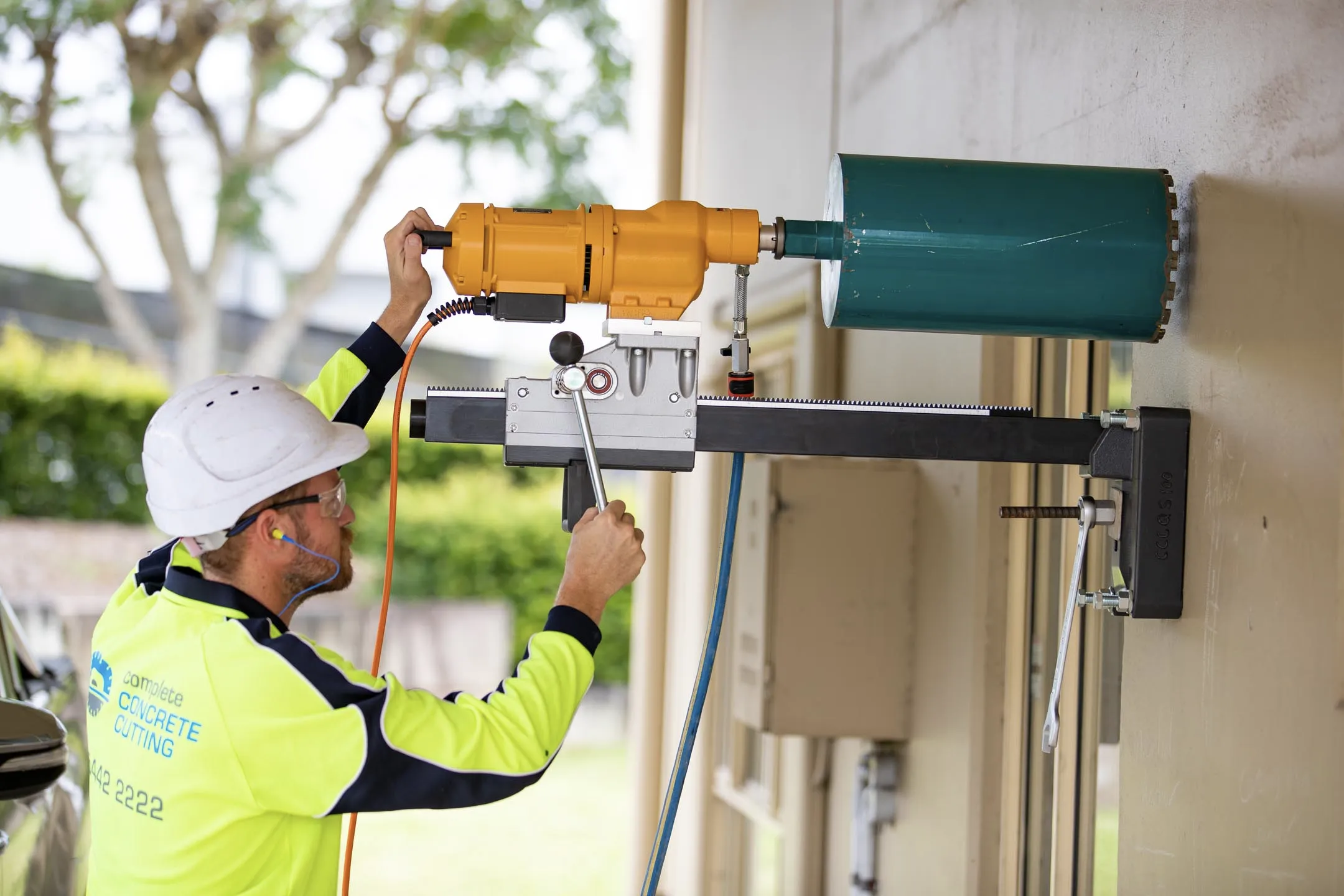 تفاوت کرگیری در دیوار آجری و دیوار بتنی