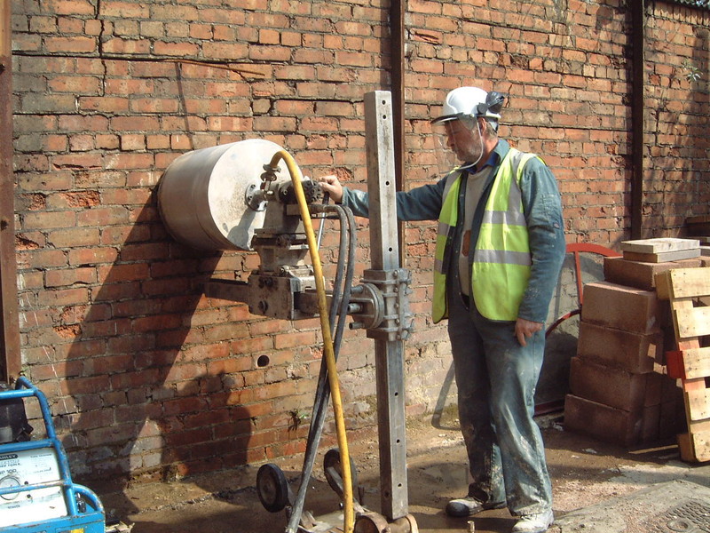 کرگیری دیوار بلوک سیمانی و لیکا؛ چالش‌ تخلخل و لب‌پریدگی